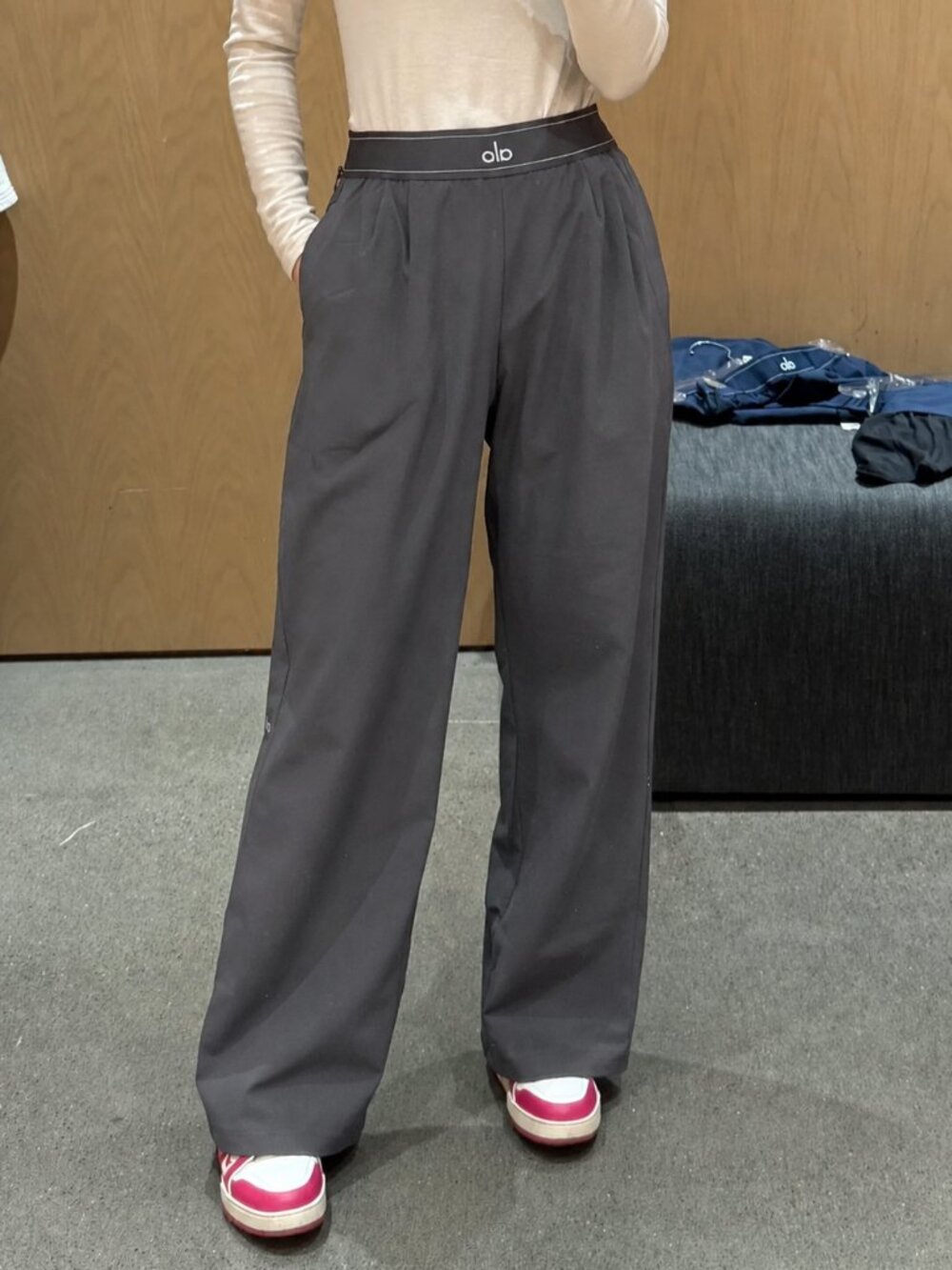 NWT Alo Yoga Dark Gray Suit UpTrouser/Performance Pants💵Popular and Versatile🎉
